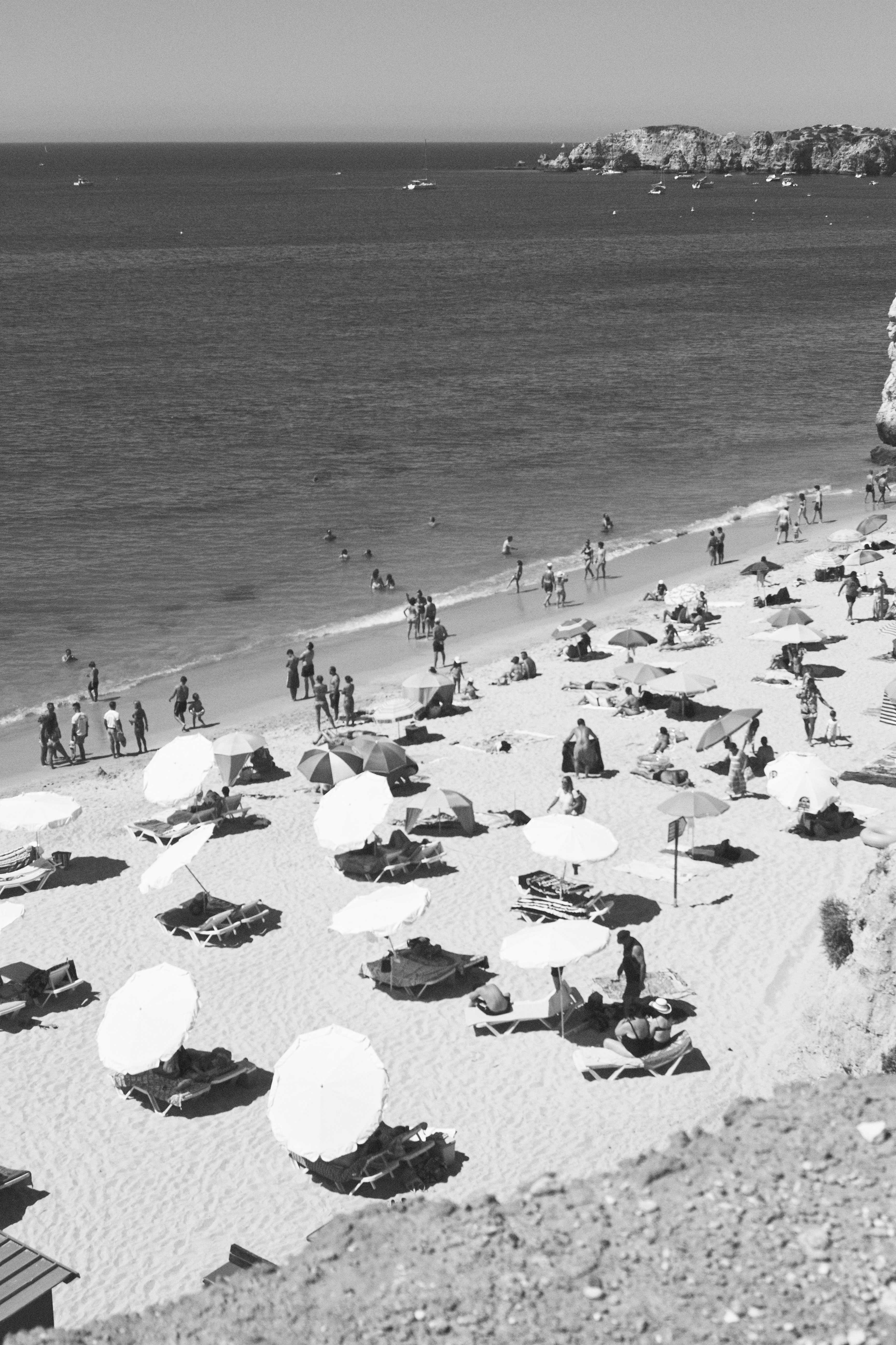 Escena veraniega en una playa del Algarve en blanco y negro fotografiada en formato digital