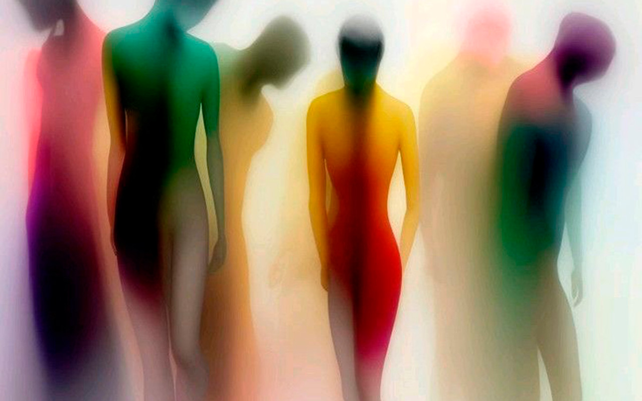 Estilismo contemporáneo que refleja la diversidad de códigos estéticos en la moda actual