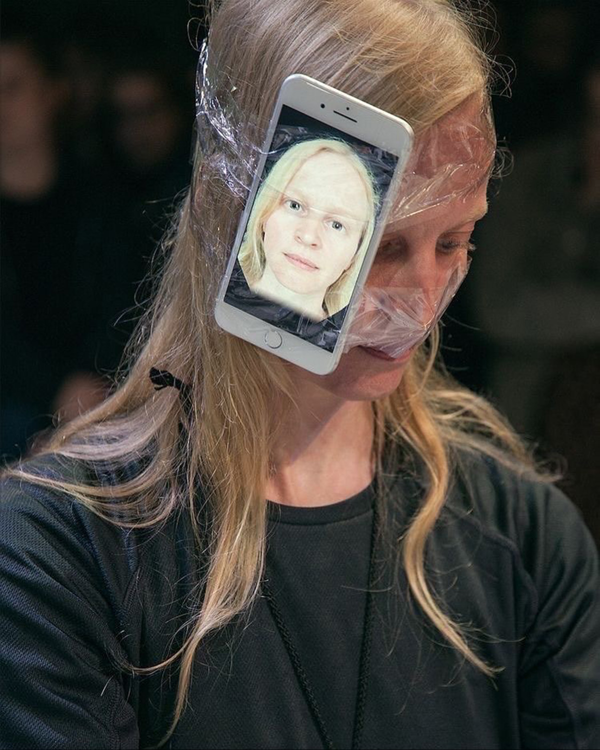 Moda conceptual contemporánea con estética experimental e identidad visual cambiante