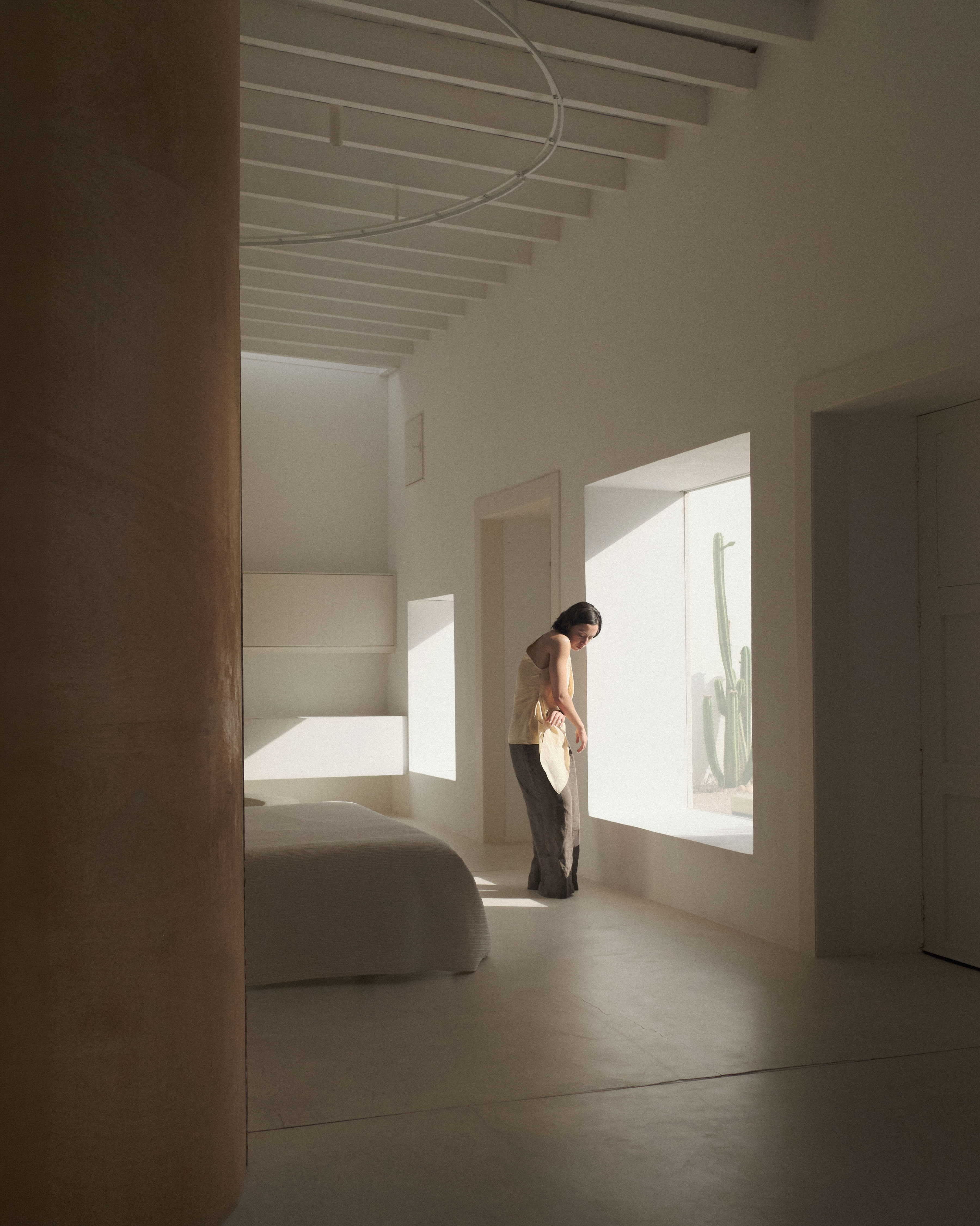 Andrea Pérez en el interior de Casa Montelongo bajo la luz que entra por una ventana