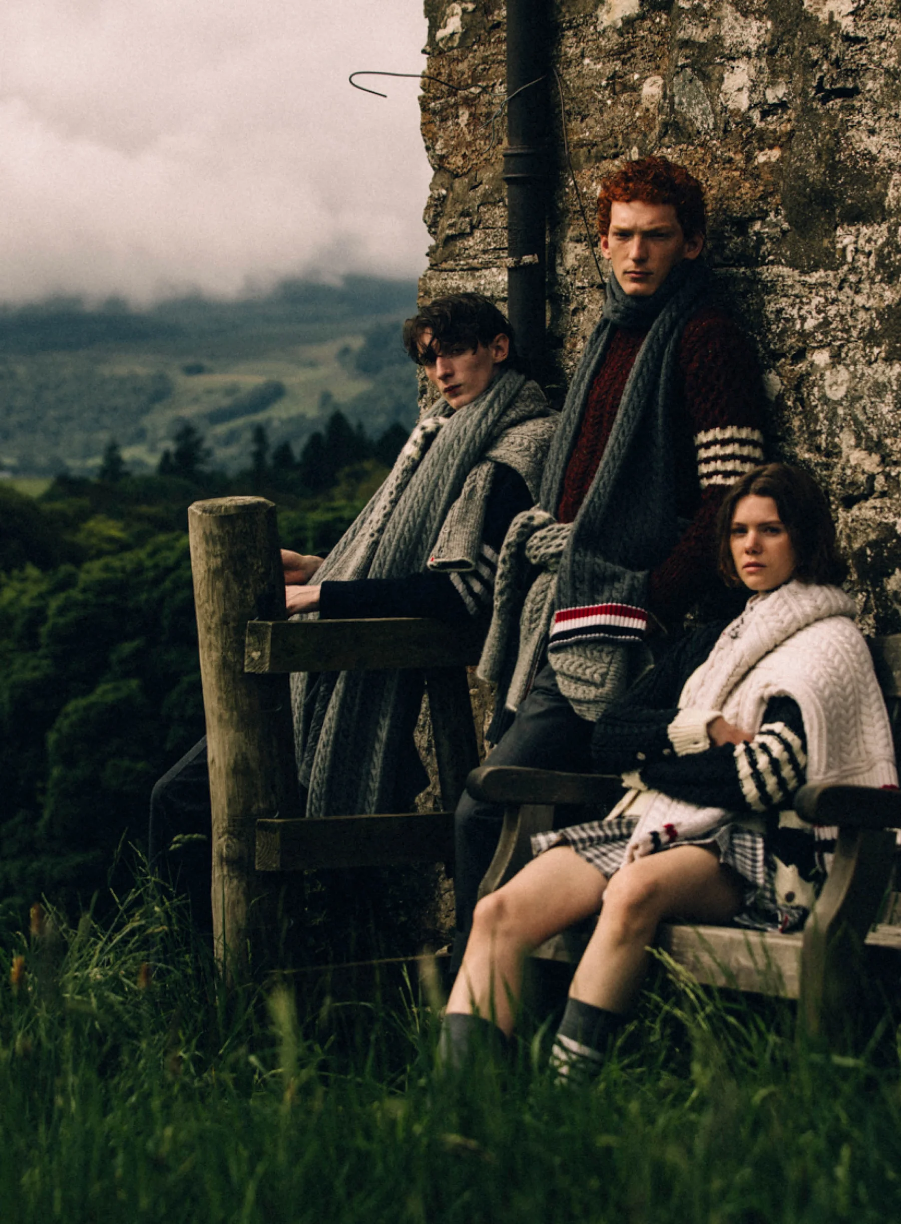Imagen de la campaña Homeward de Thom Browne en un paisaje de Escocia.