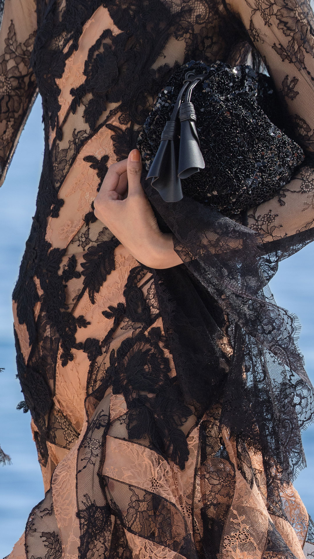 Detalle de vestido maxi en negro y rosa con bolso de mano Cloud91 de la colección The Clash durante el desfile Cruise RTW 2027 de ZIMMERMANN