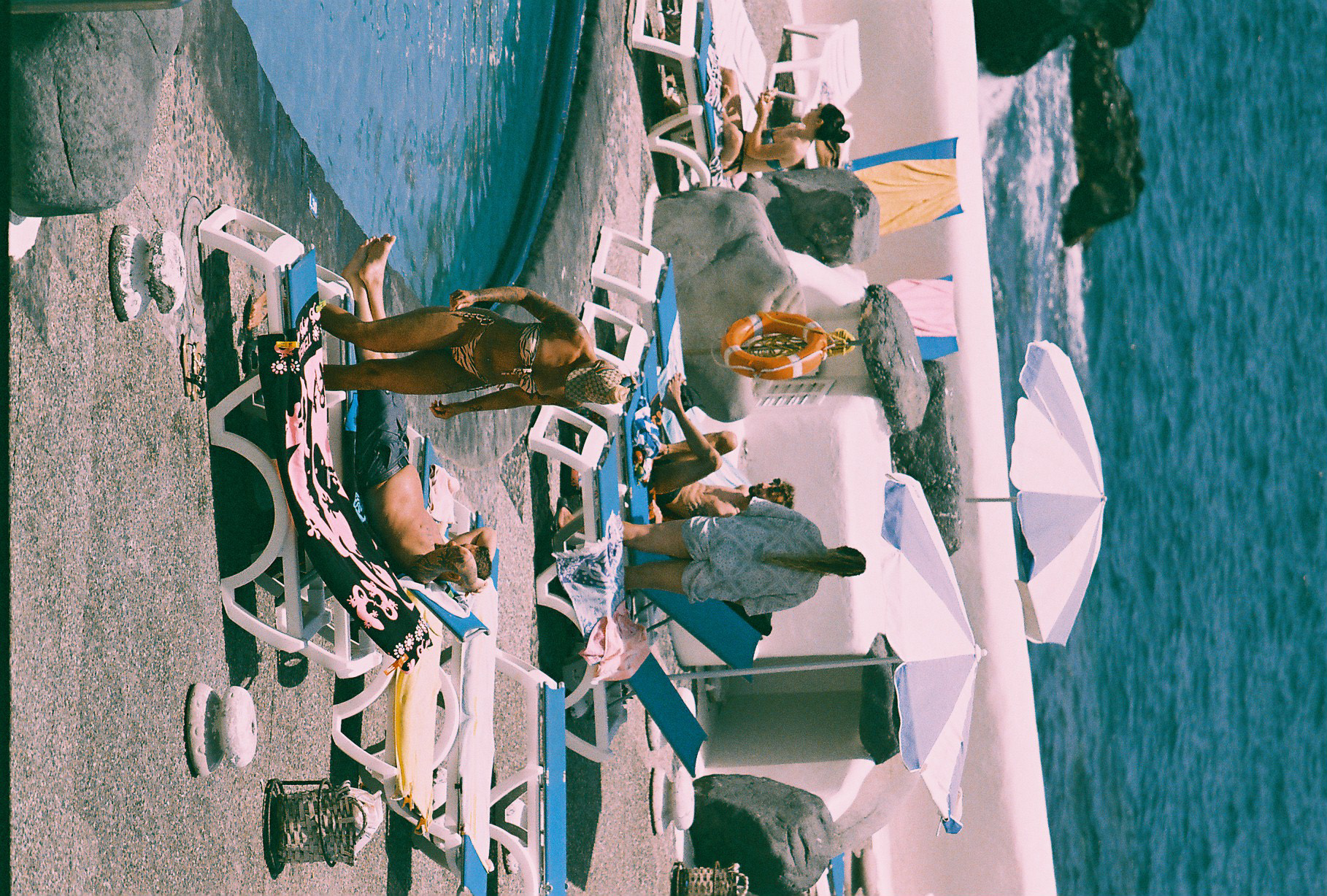 Piscina de agua celeste con vista al paisaje volcánico de Tenerife