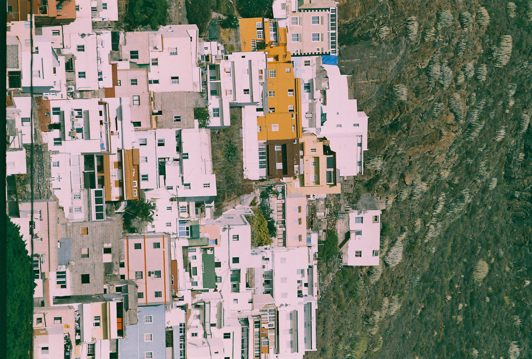 Paisaje colorido de Tenerife con montañas y vegetación